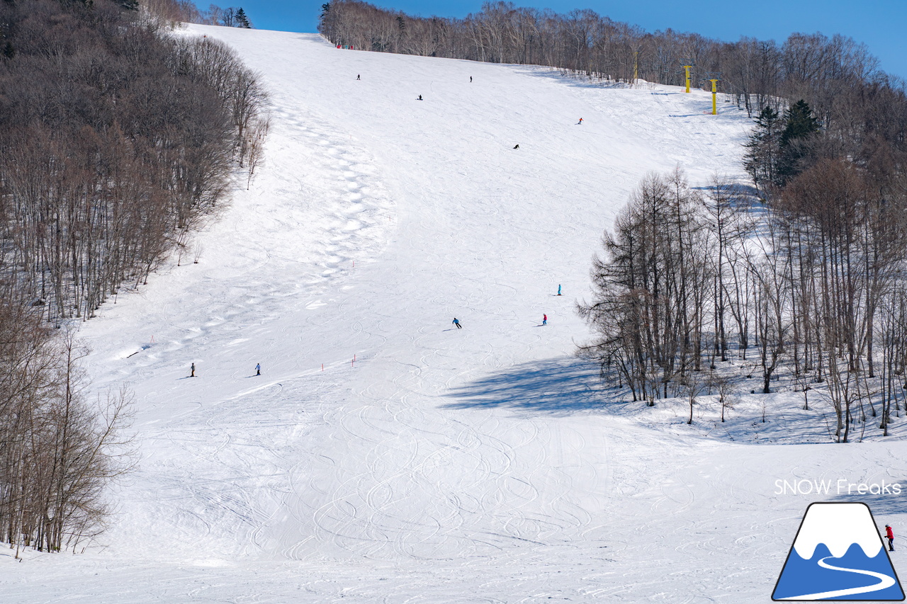 カムイスキーリンクス｜山頂から山麓までゲレンデには積雪たっぷり＆最新の自動券売機導入でチケット購入時の待ち時間も短縮。最高に気持ちの良い春スキーを楽しみましょう(^_-)-☆